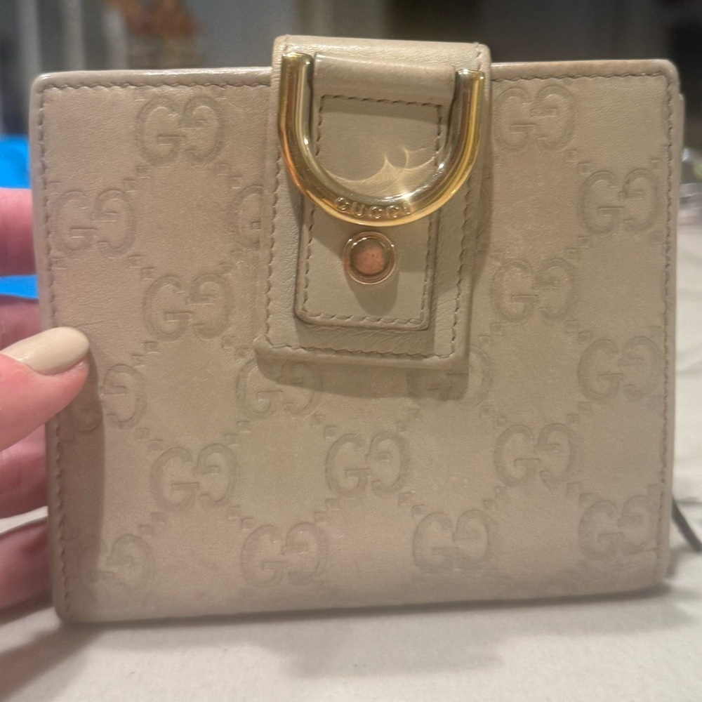 Gucci Beige GG Embossed Leather Bifold Wallet Gold D-Clasp Vintage Authentic - Picture 4 of 16